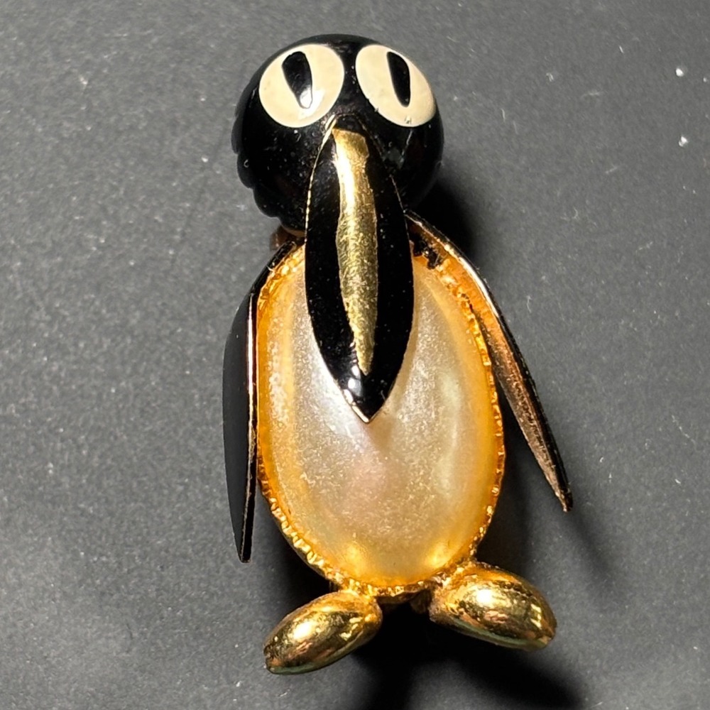 Vintage Penguin Brooch Faux Pearl Gold Tone Enamel Bird Pin Spain 27mm